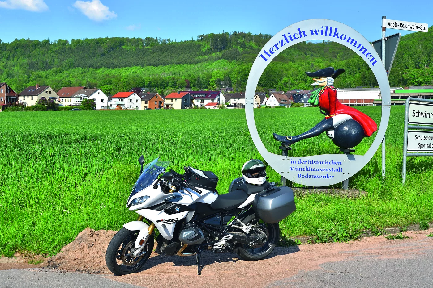 Motorrad am Ortsschild von Bodenwerder mit dem Münchhausen-Emblem Motorrad am Ortsschild von Bodenwerder mit dem Münchhausen-Emblem