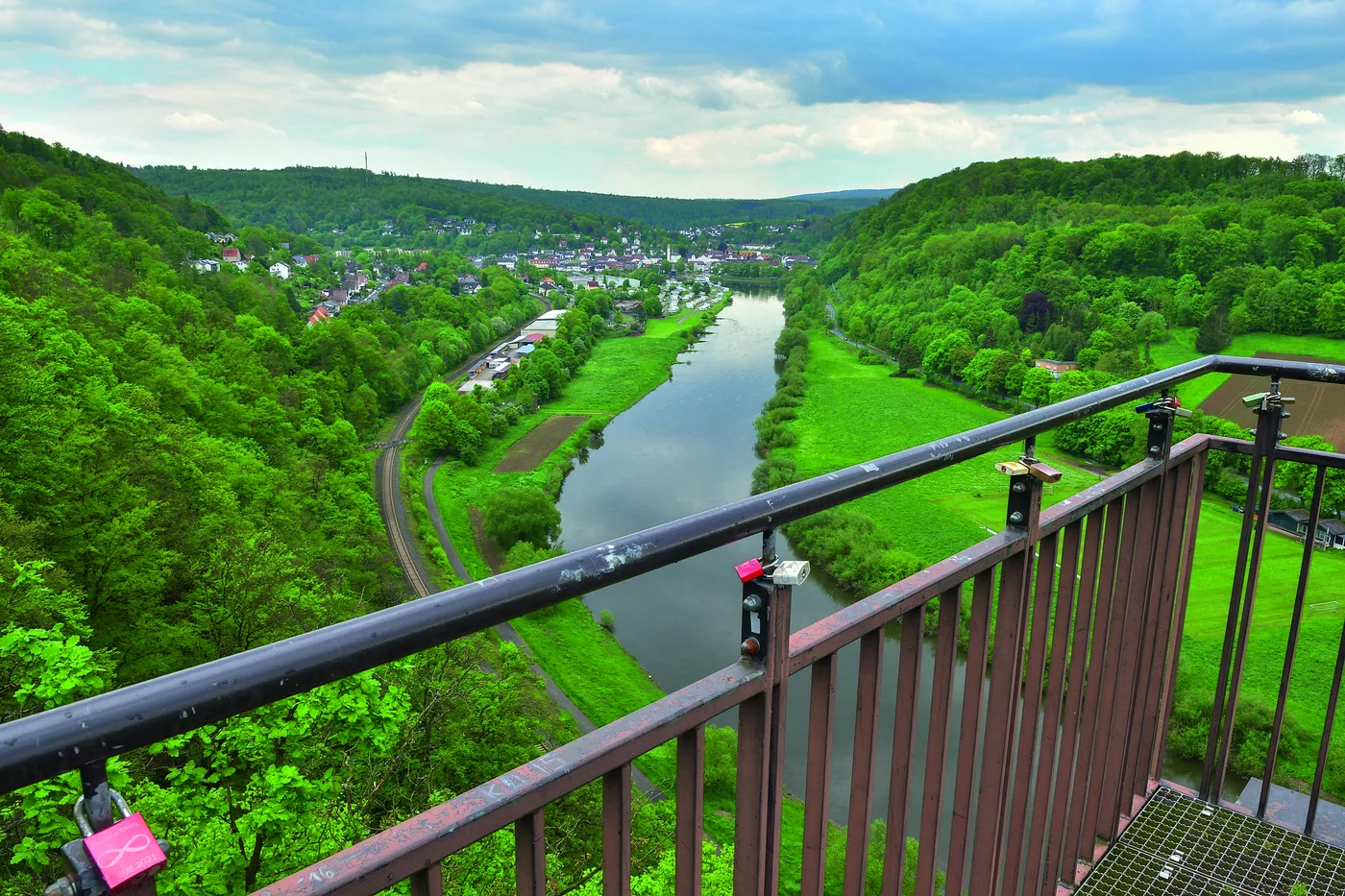 Blick vom Geländer des Weser-Skywalks hinunter auf das Flusstal Blick vom Geländer des Weser-Skywalks hinunter auf das Flusstal